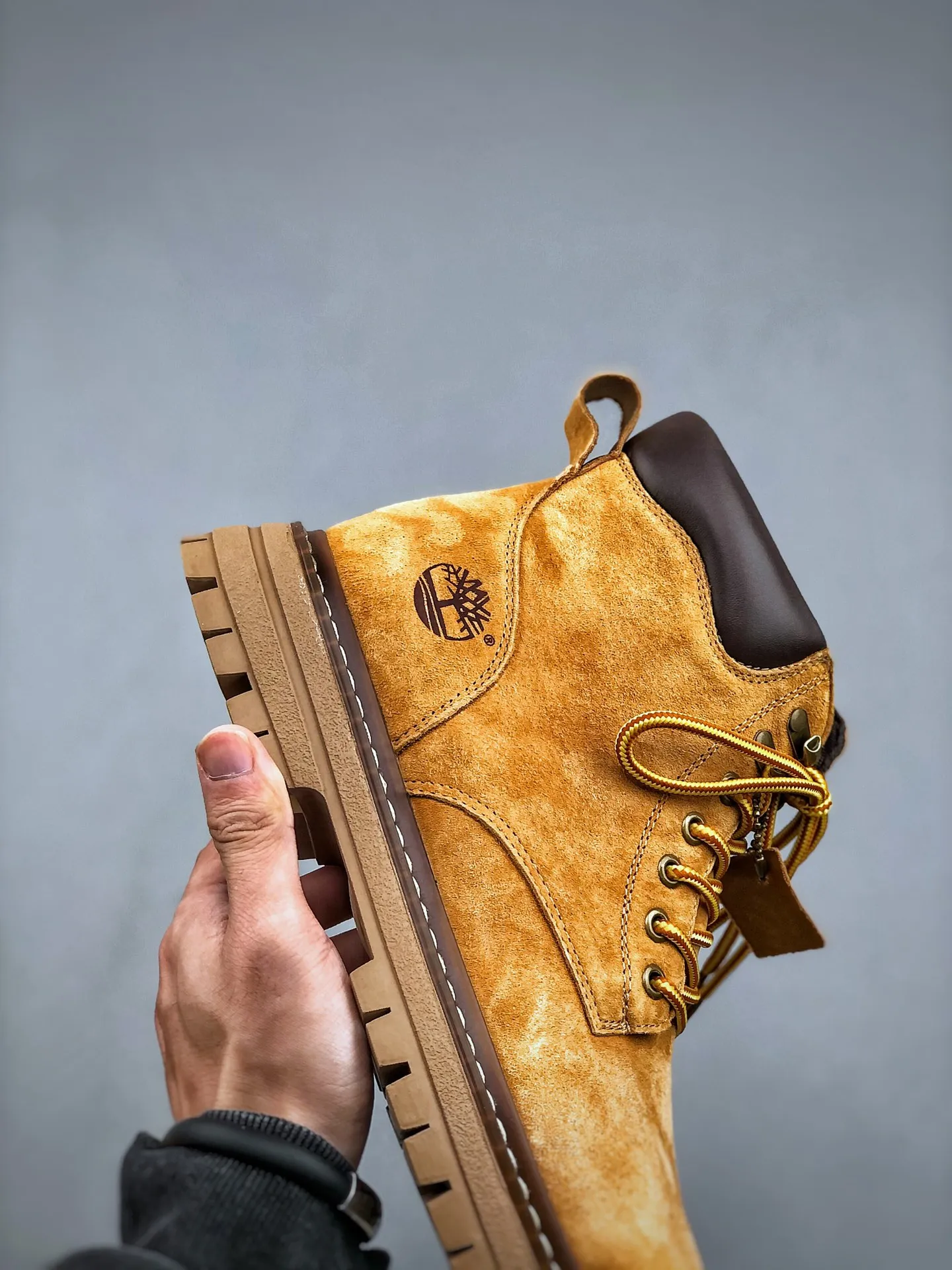 Local self-pickup💰560 supports store release. New goods🚀#Timberland Timberland/Timberland outdoor mid-cut casual rhubarb boots series. Guangdong factory quality. Original box and original packaging. The fabric is made of Italian 🇮🇹 top-grade frosted fine-grained cowhide. It is paired with anti-odor and anti-corrosion genuine leather latex insoles to give you a perfect wearing experience. High-quality and durable. A must-have for sportsmen. Specially designed to treat those who are not handsome. High-quality and first-class foot feel. Size: 38 39 40 41 42 43 44 (leather shoe size)